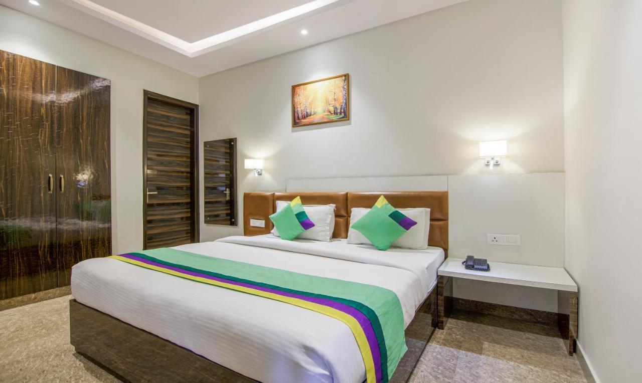 Treebo Swastika Premium Hotel Noida Eksteriør billede